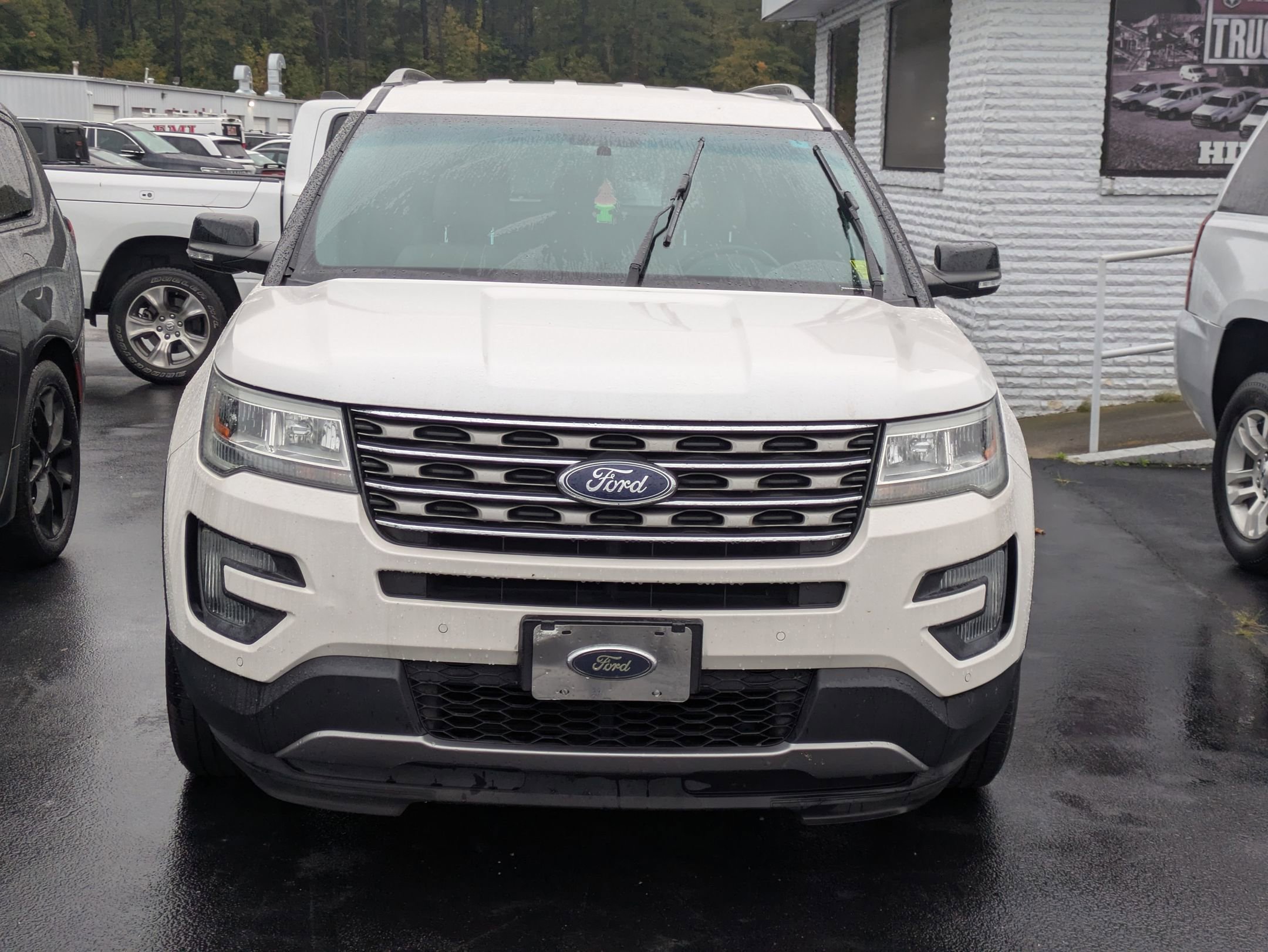 2016 Ford Explorer XLT photo 2