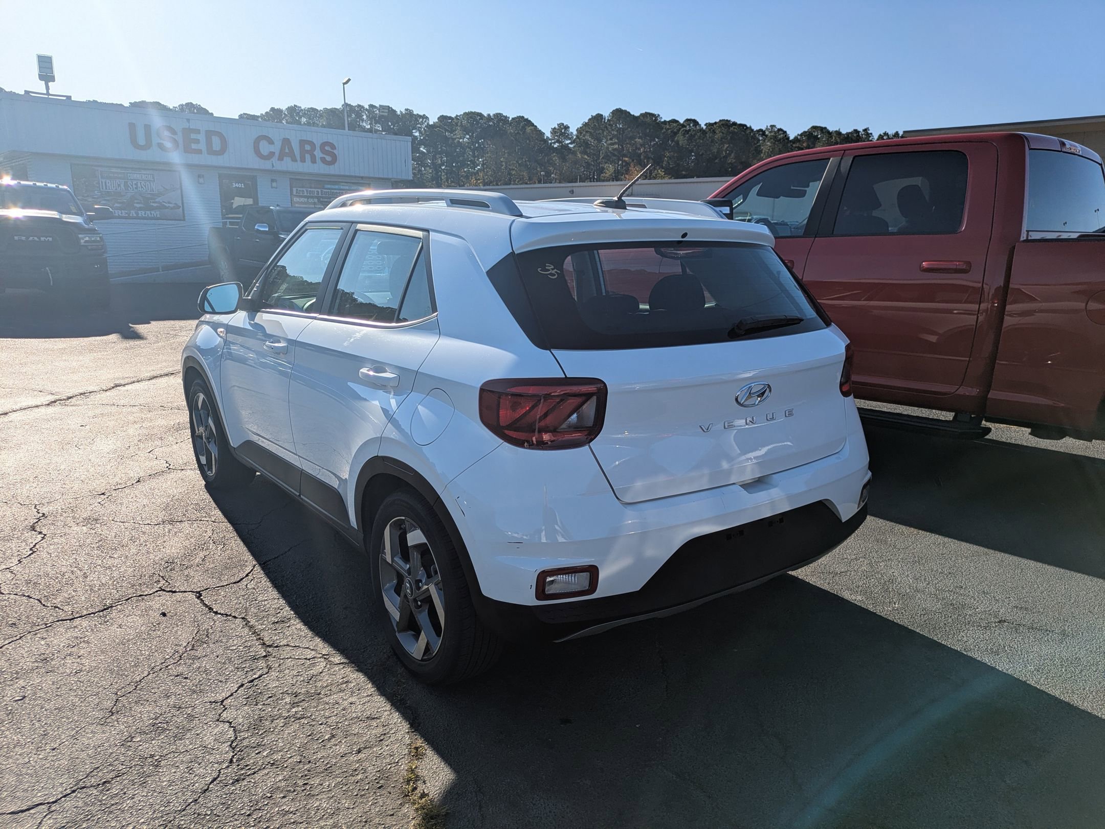 2024 Hyundai Venue SEL photo 2