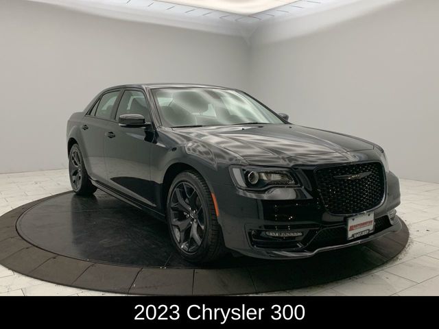 Used 2023 Chrysler 300 Touring L with VIN 2C3CCADG8PH706905 for sale in Bronx, NY