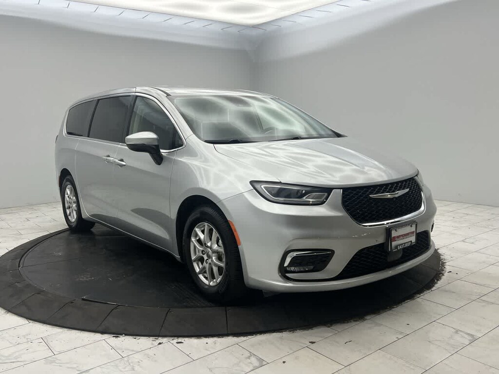 Used 2023 Chrysler Pacifica Touring L FWD