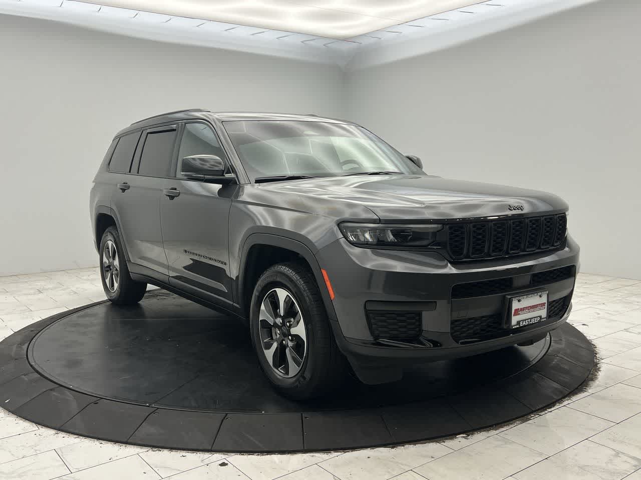 2023 Jeep Grand Cherokee Laredo Altitude photo 2