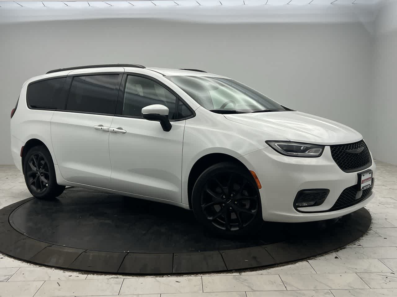 2023 Chrysler Pacifica Touring L's photo