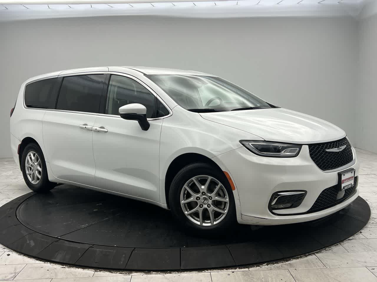 2023 Chrysler Pacifica Touring L's photo