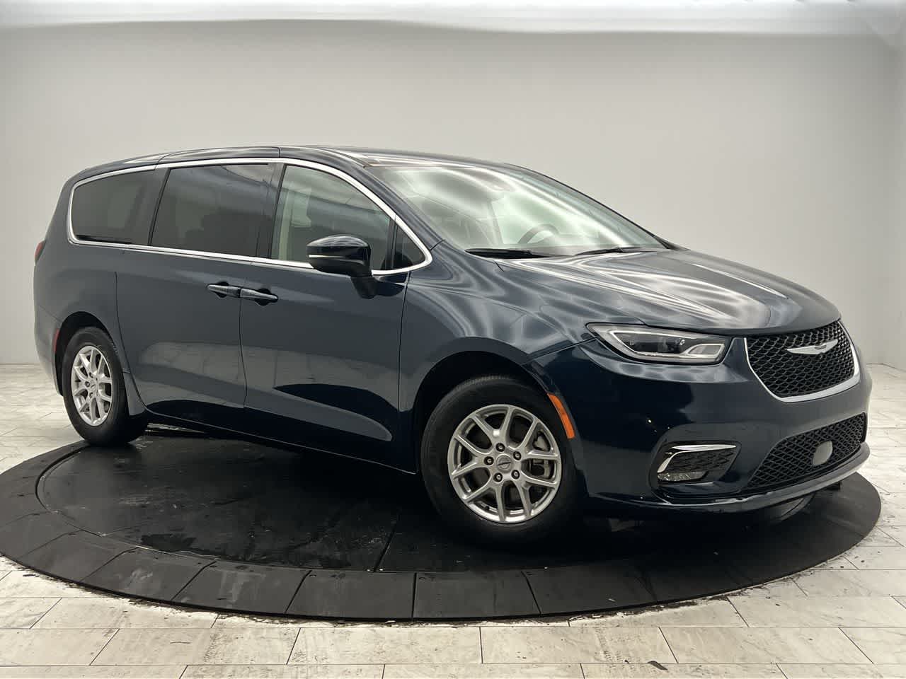 2023 Chrysler Pacifica Touring L's photo