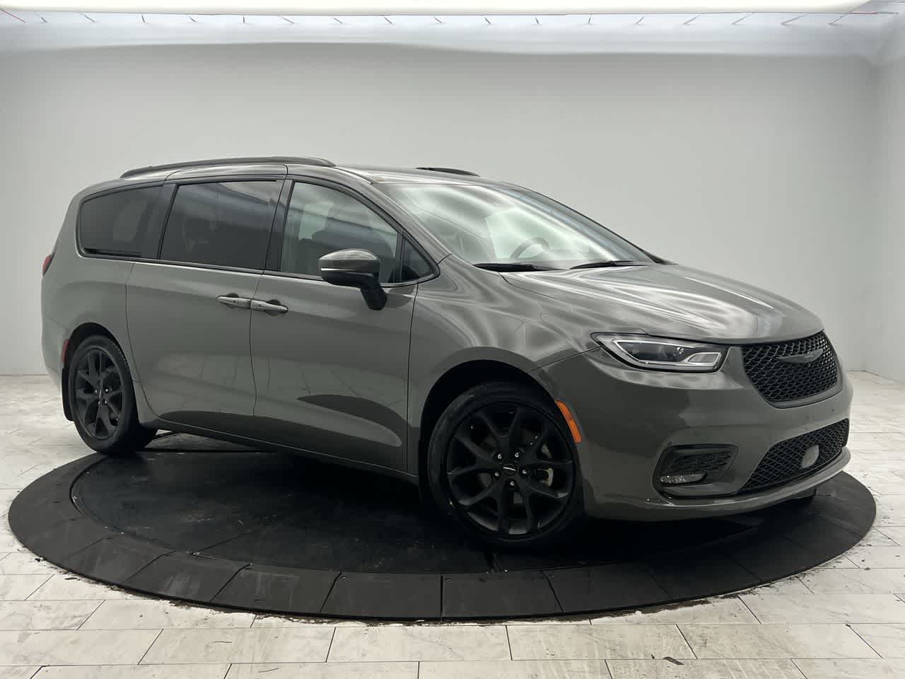 2023 Chrysler Pacifica Touring L's photo