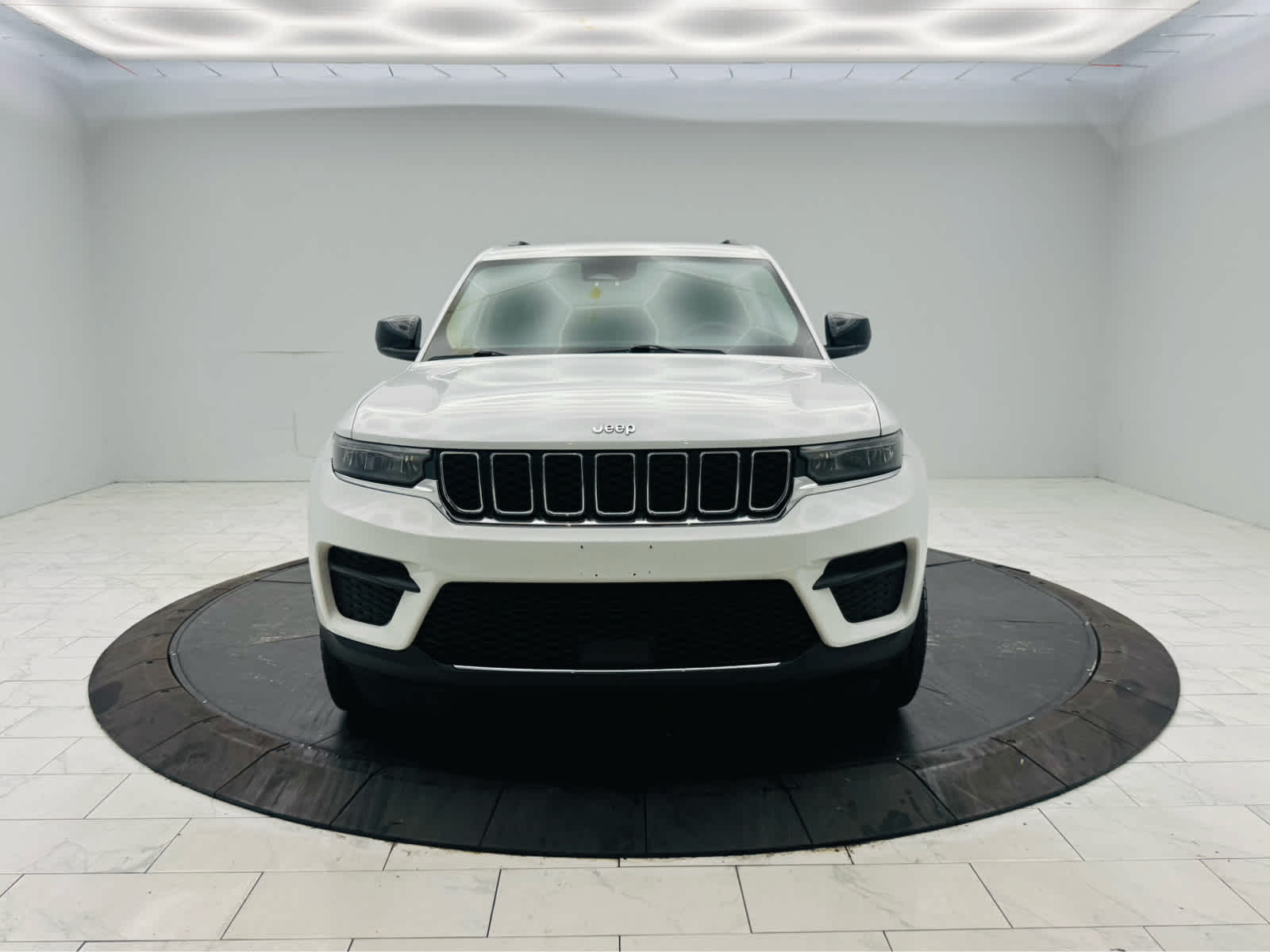 Used 2024 Jeep Grand Cherokee Laredo 4x2