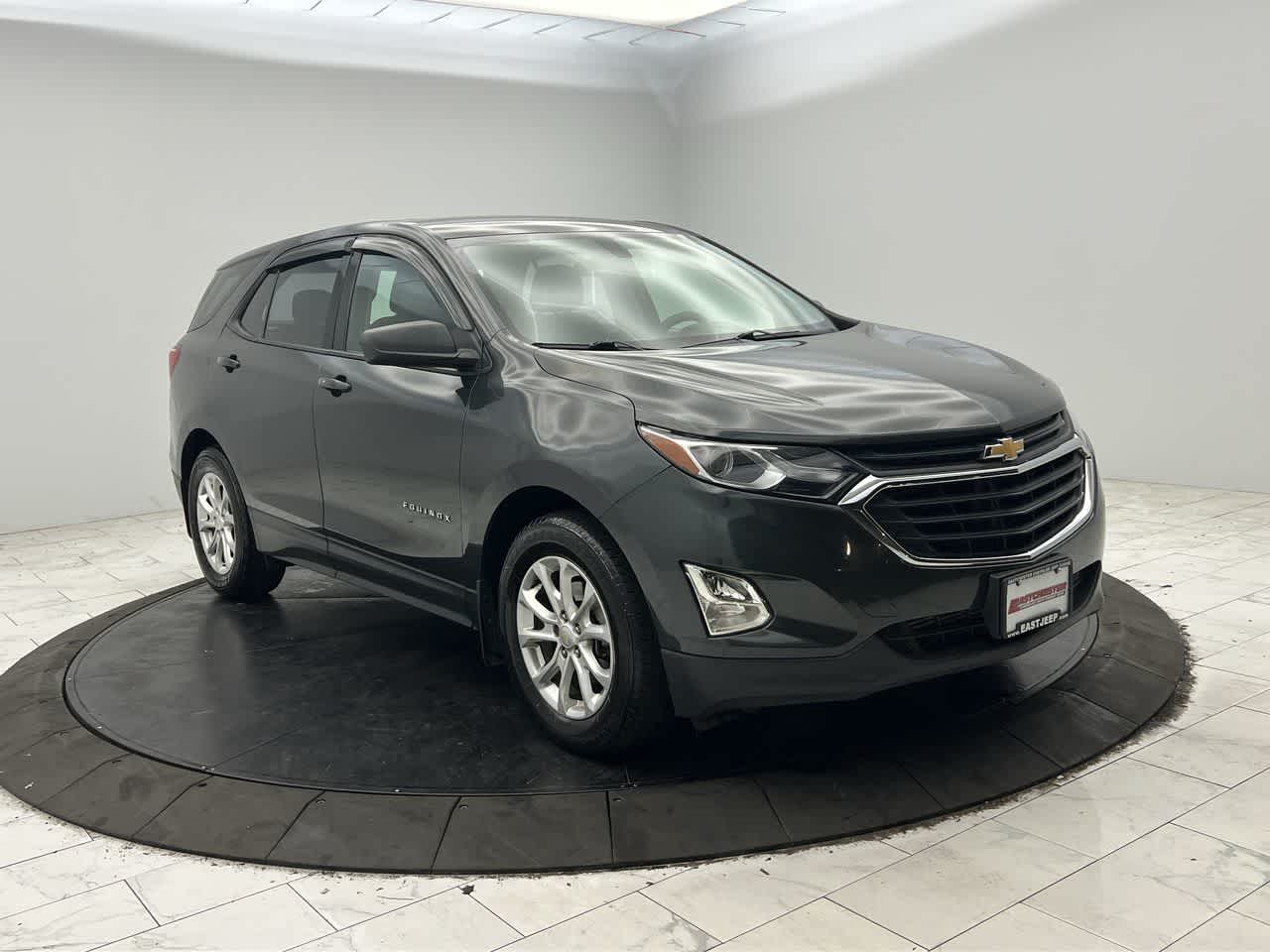2018 Chevrolet Equinox LS photo 2