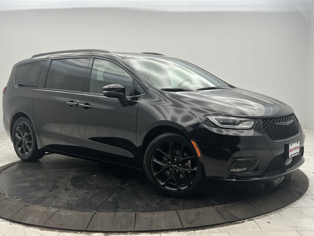 2023 Chrysler Pacifica Touring L's photo