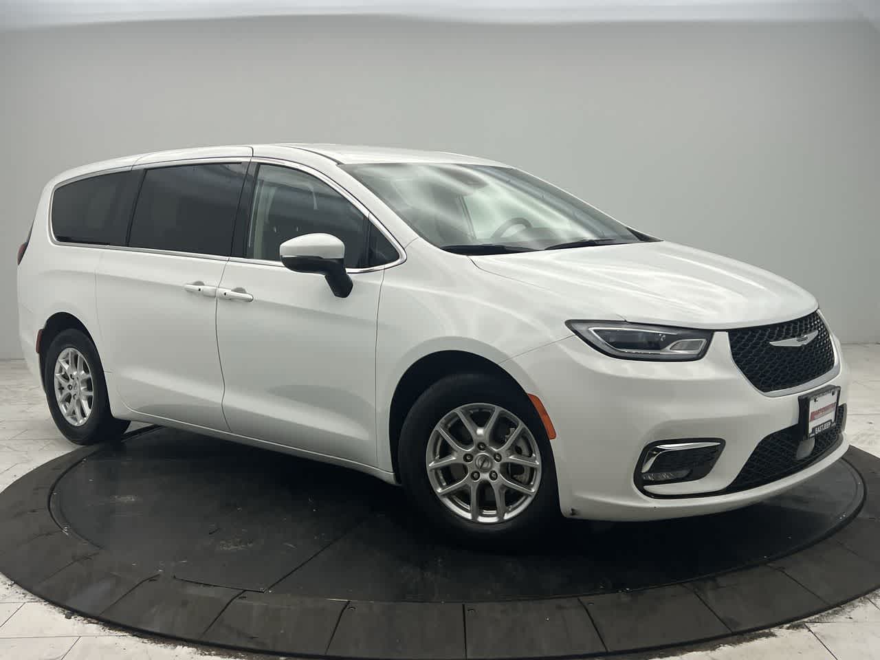 2023 Chrysler Pacifica Touring L's photo