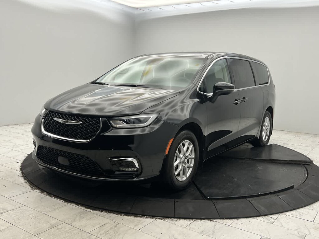 Used 2023 Chrysler Pacifica Touring L FWD