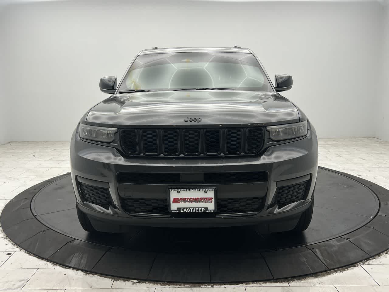 2023 Jeep Grand Cherokee Laredo Altitude photo 3