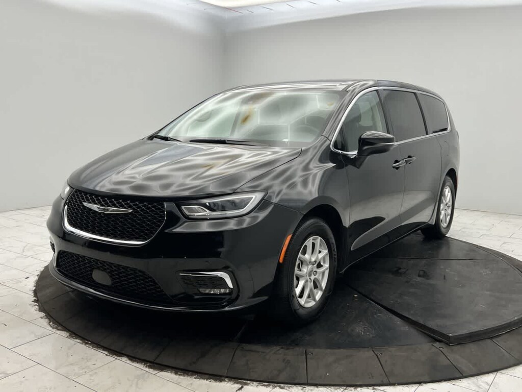Used 2023 Chrysler Pacifica Touring L FWD