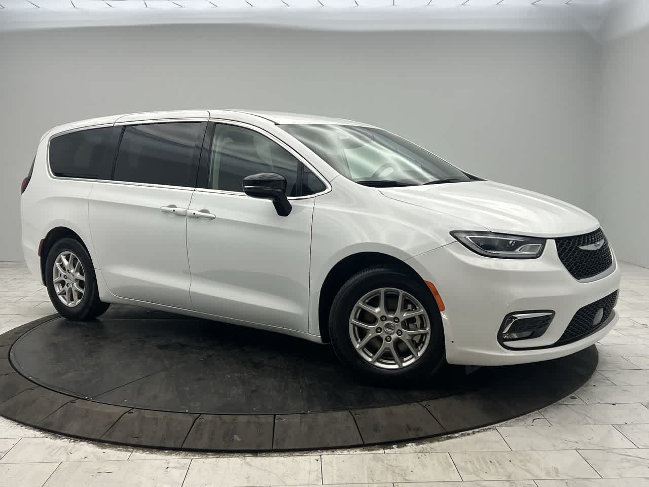2024 Chrysler Pacifica Touring L's photo