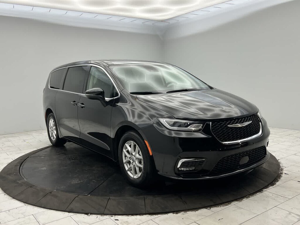 Used 2023 Chrysler Pacifica Touring L FWD