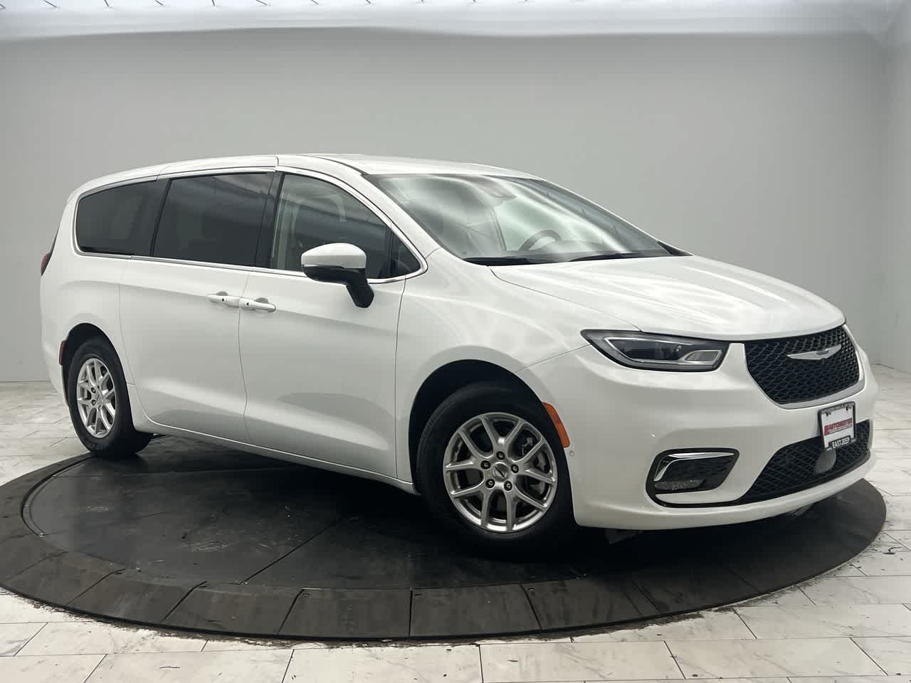 2023 Chrysler Pacifica Touring L's photo