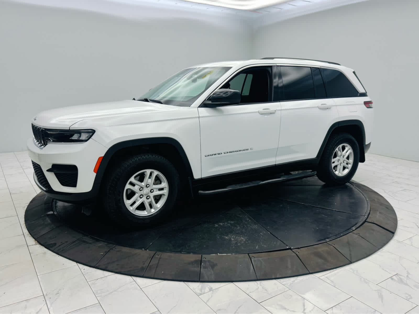 Used 2024 Jeep Grand Cherokee Laredo 4x2