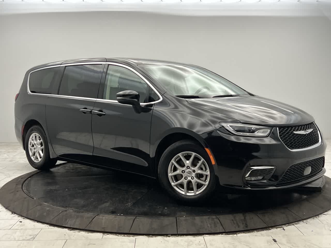 2023 Chrysler Pacifica Touring L's photo