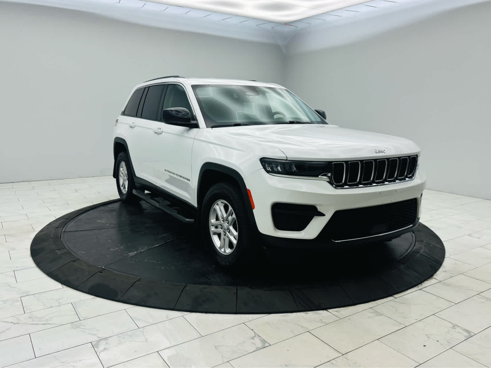 Used 2024 Jeep Grand Cherokee Laredo 4x2