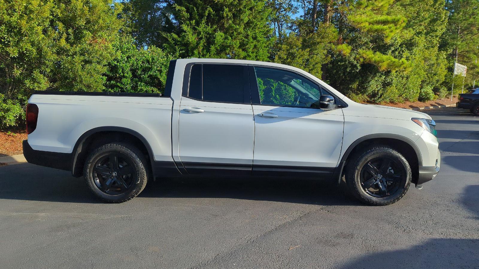 2023 Honda Ridgeline Black Edition photo 3