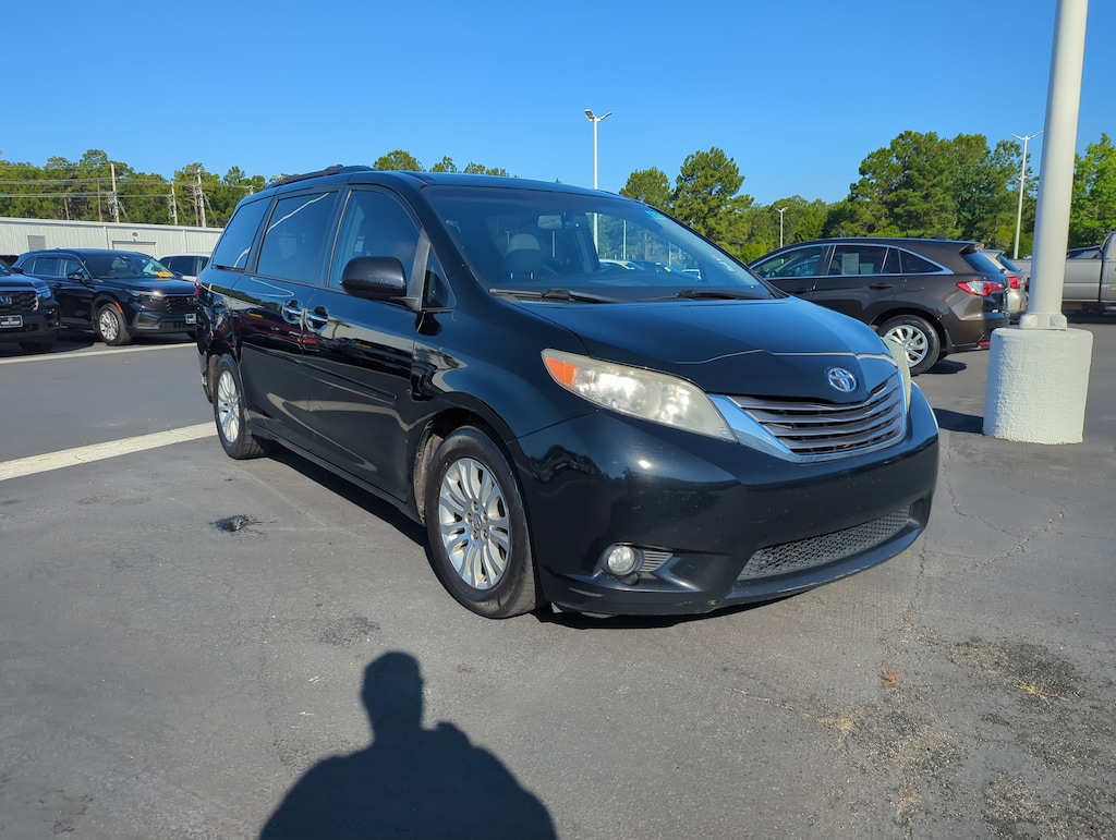 Used 2017 Toyota Sienna XLE Premium Van