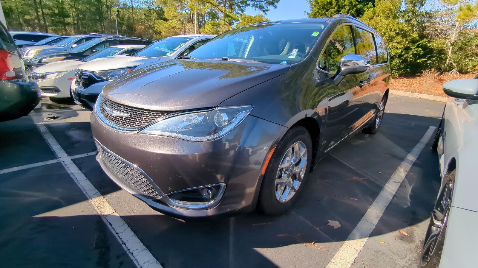 2019 Chrysler Pacifica Limited's photo