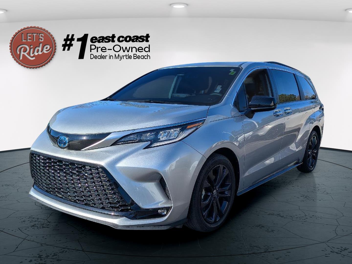 2022 Toyota Sienna XSE's photo
