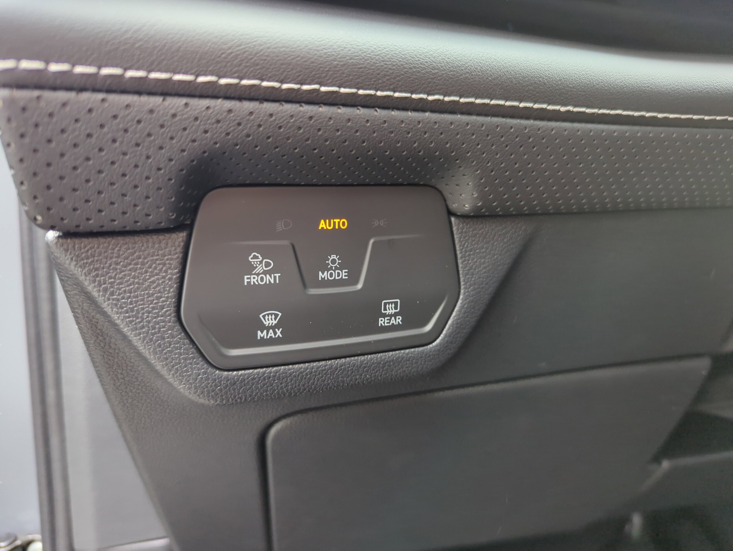 2026 Volkswagen Atlas Cross Sport SE w/Tech - Photo 18