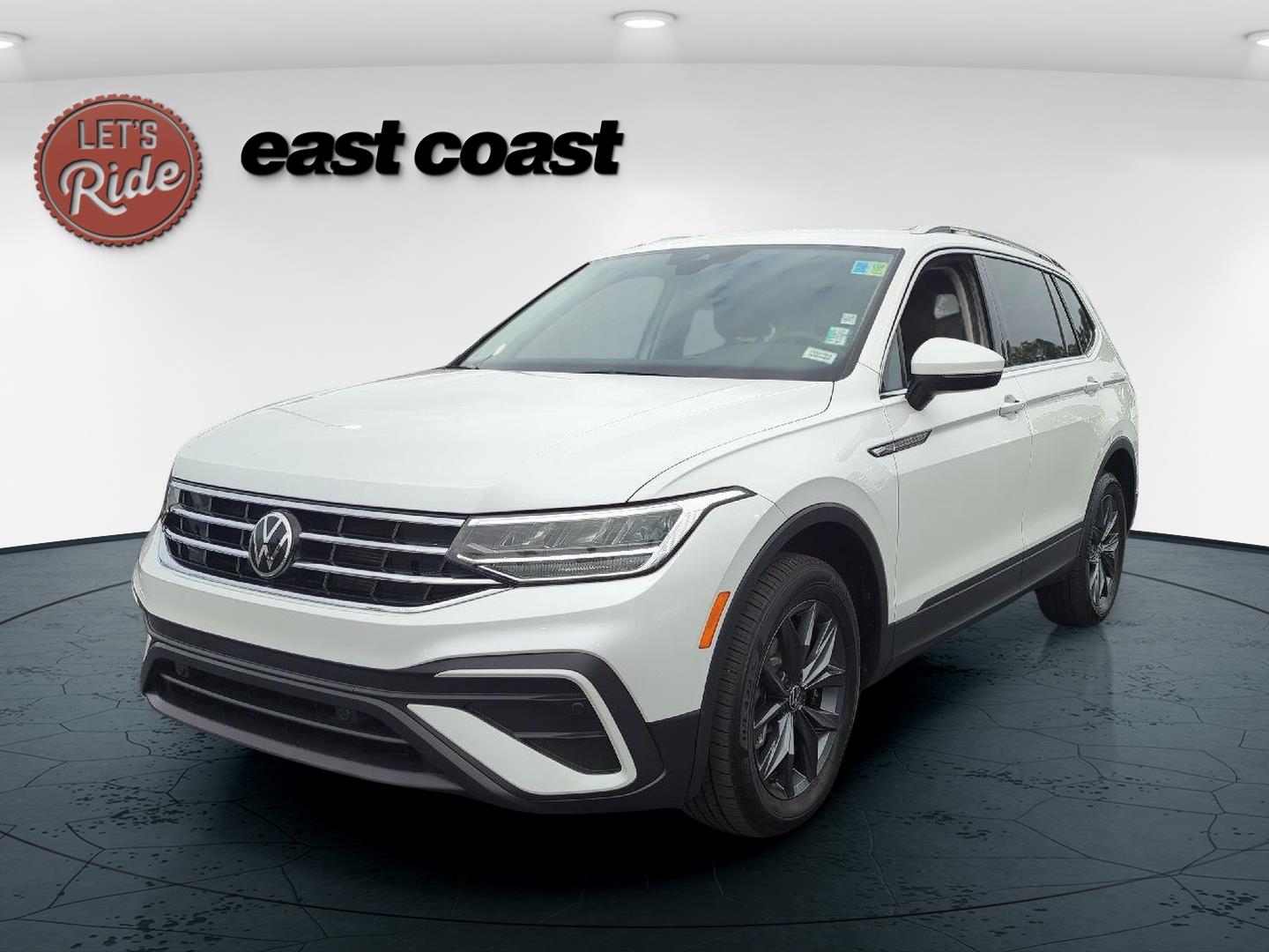 2023 Volkswagen Tiguan SE's photo