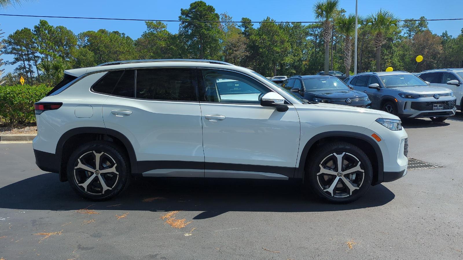 2025 Volkswagen Tiguan SE photo 2