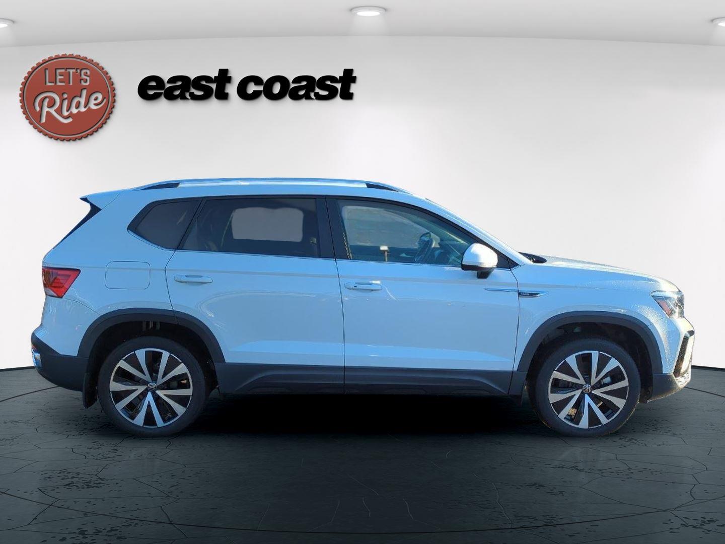 2022 Volkswagen Taos SE photo 3