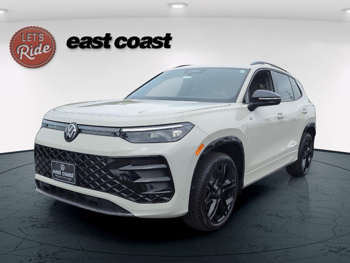 2026 Volkswagen Tiguan SE R-LINE BLACK's photo