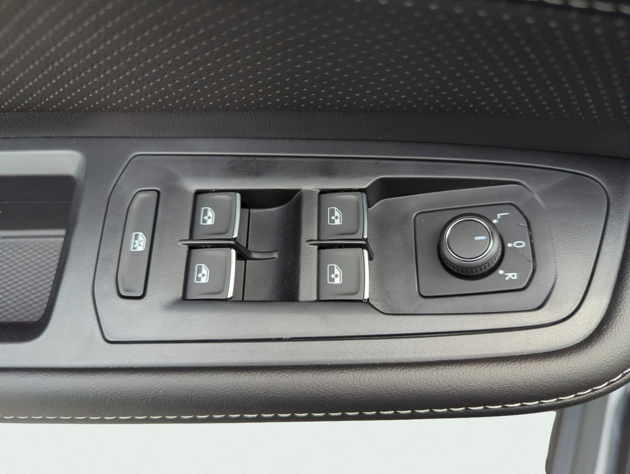 2026 Volkswagen Atlas Cross Sport SE w/Tech - Photo 17