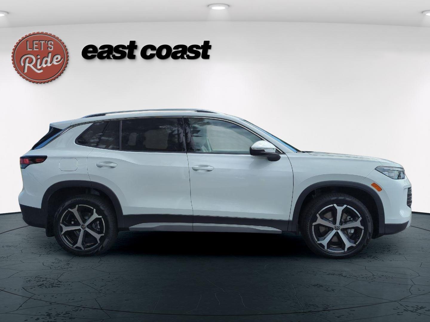 2025 Volkswagen Tiguan SE photo 4
