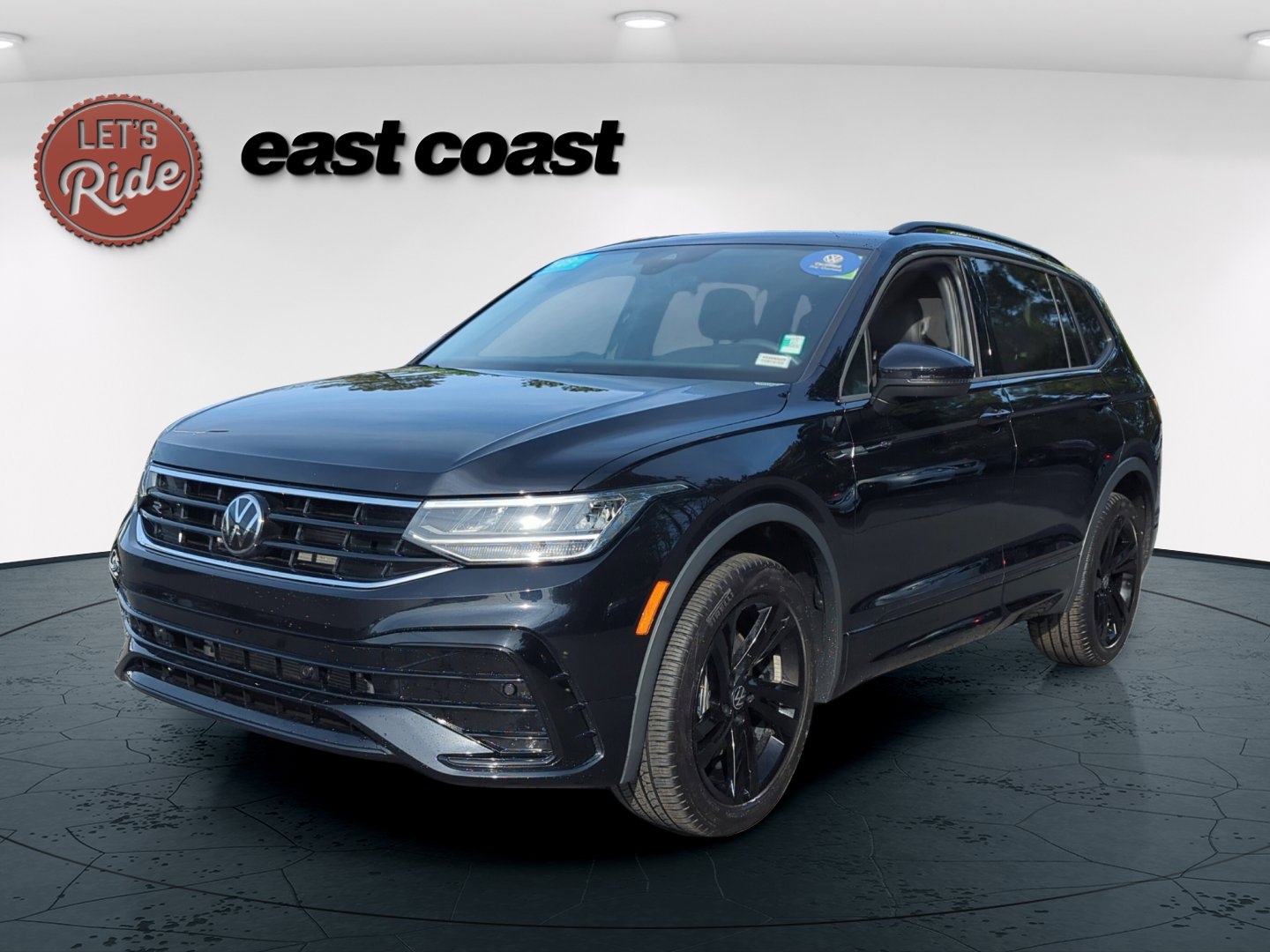 2023 Volkswagen Tiguan 2.0T SE R-Line Black's photo