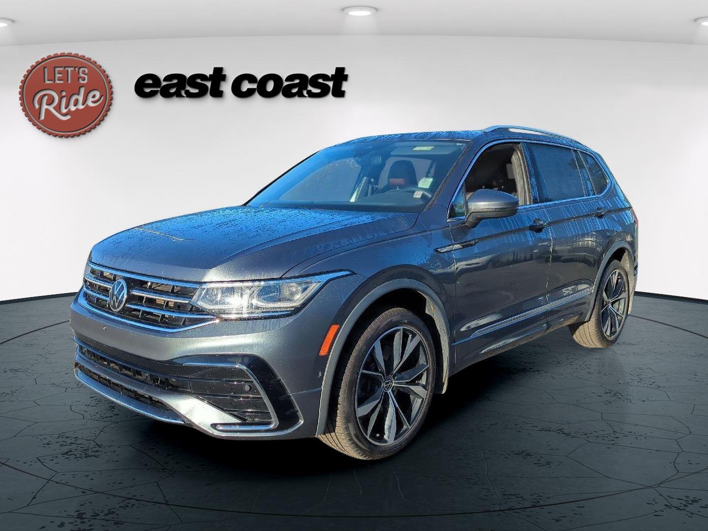 2022 Volkswagen Tiguan SEL R-LINE's photo