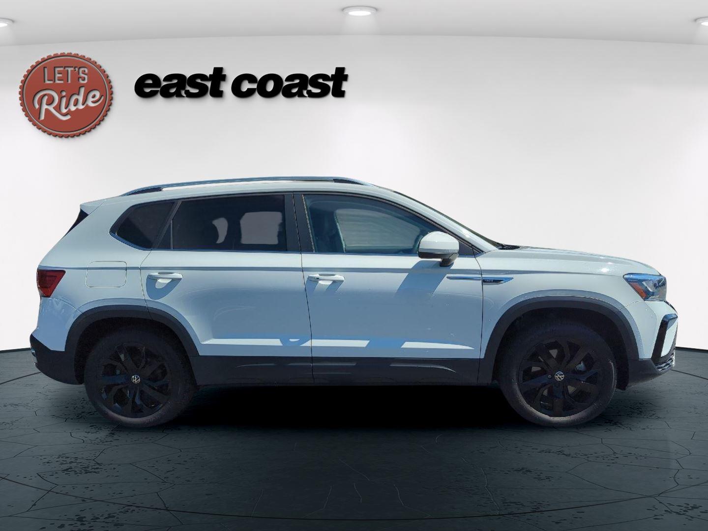 2022 Volkswagen Taos SE photo 3