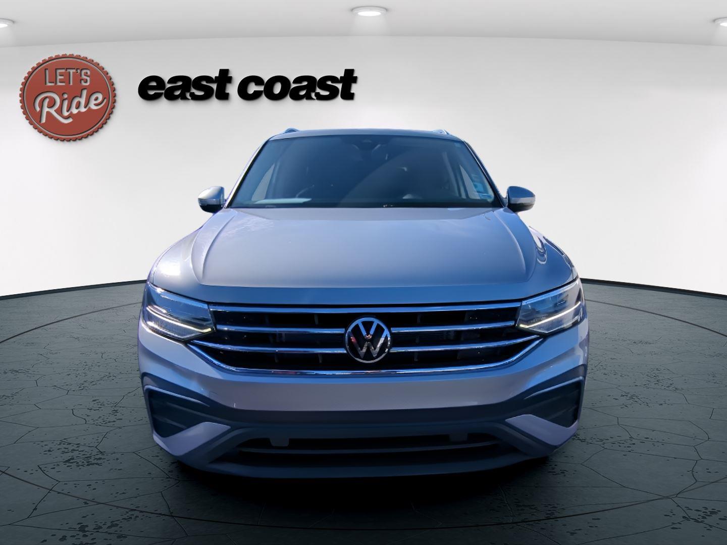 2023 Volkswagen Tiguan SE's photo