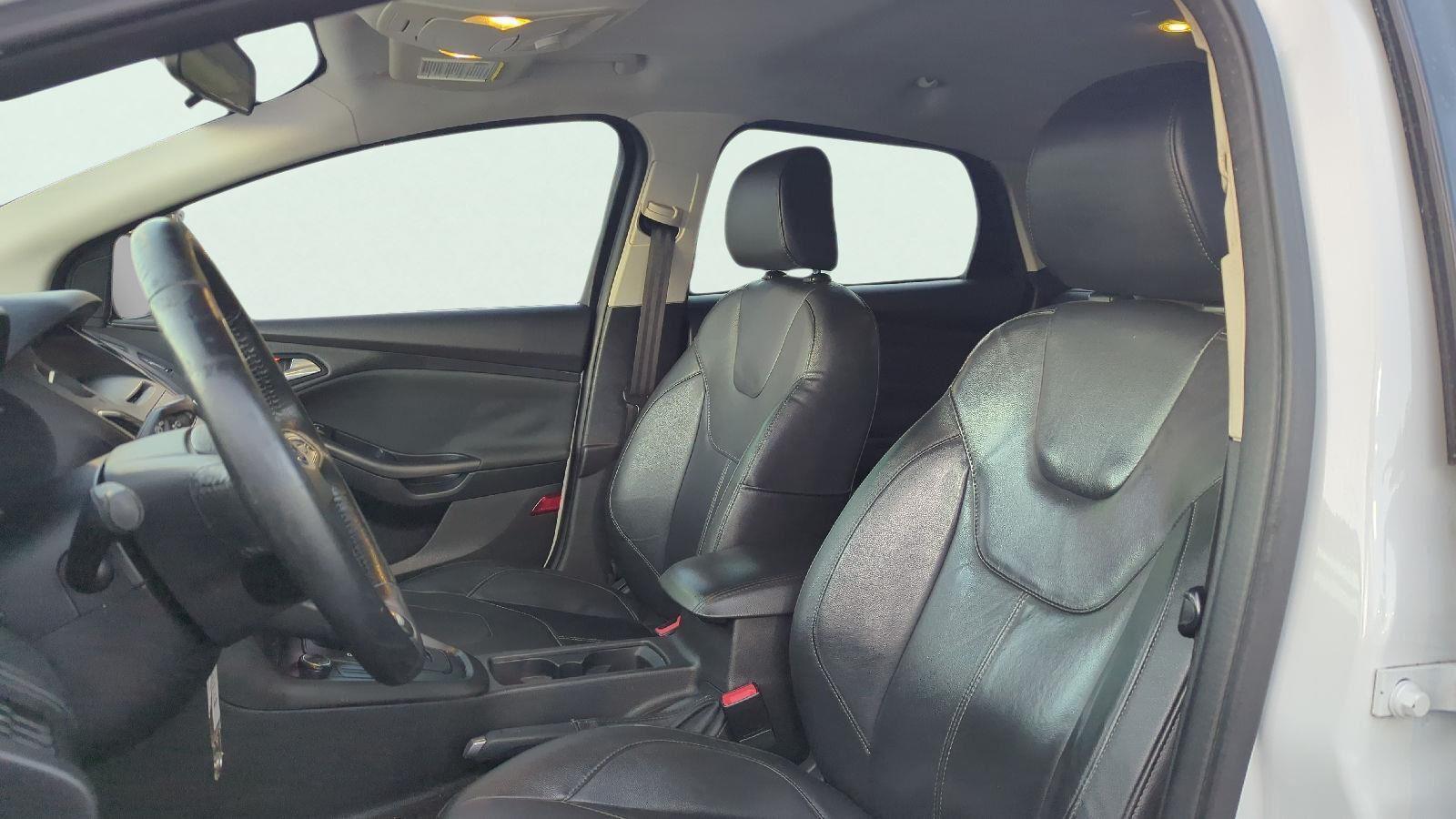 2016 Ford Focus SE photo 2