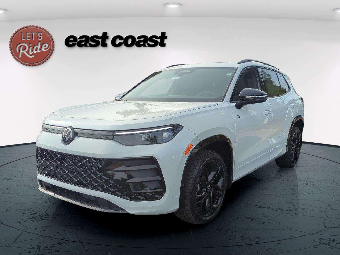 2026 Volkswagen Tiguan SE R-LINE BLACK's photo