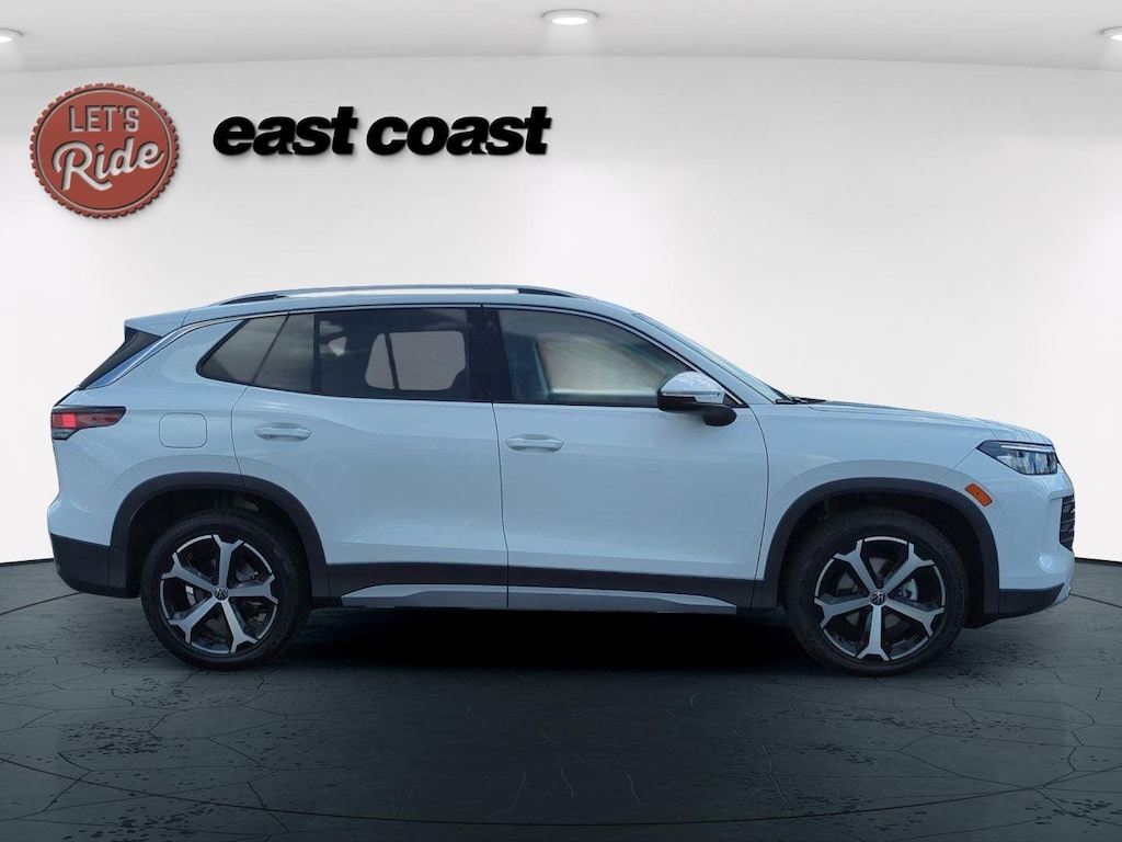 Used 2025 Volkswagen Tiguan SE SUV