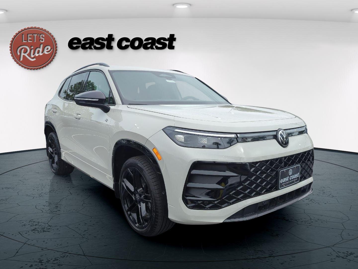 2026 Volkswagen Tiguan SE R-Line Black photo 3