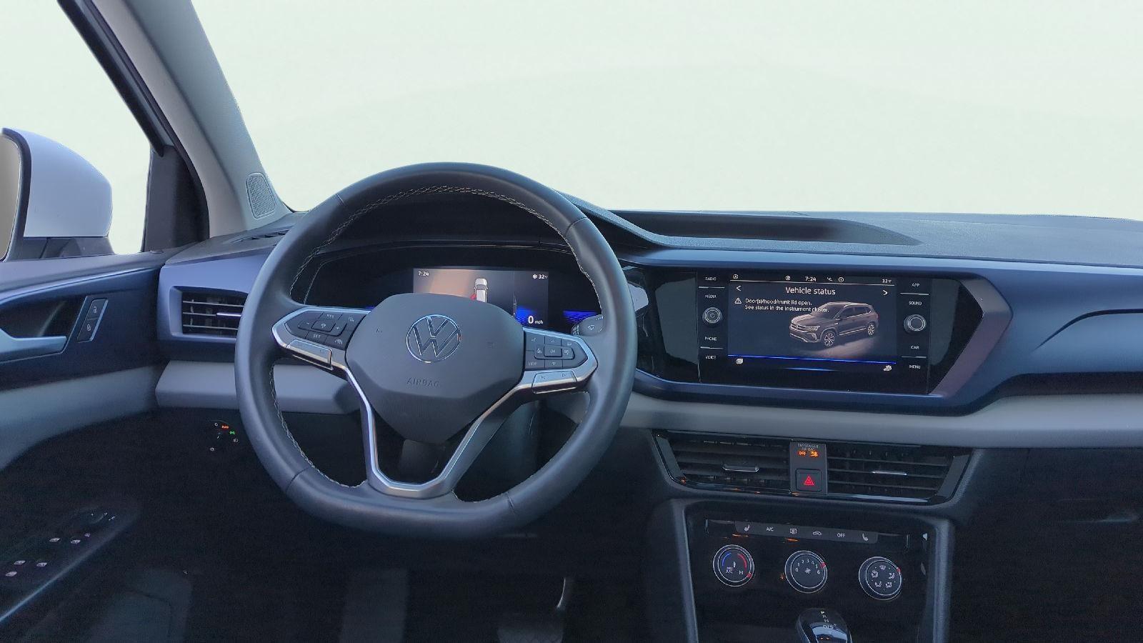 2023 Volkswagen Taos SE's photo