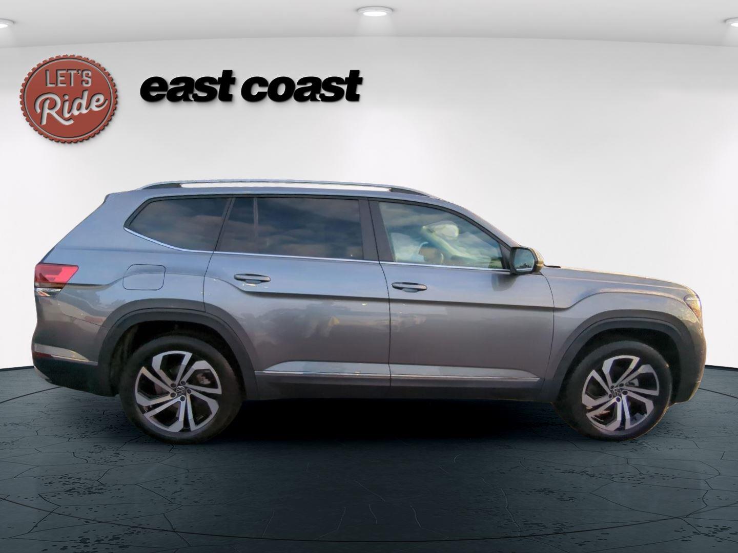 2022 Volkswagen Atlas SEL photo 3