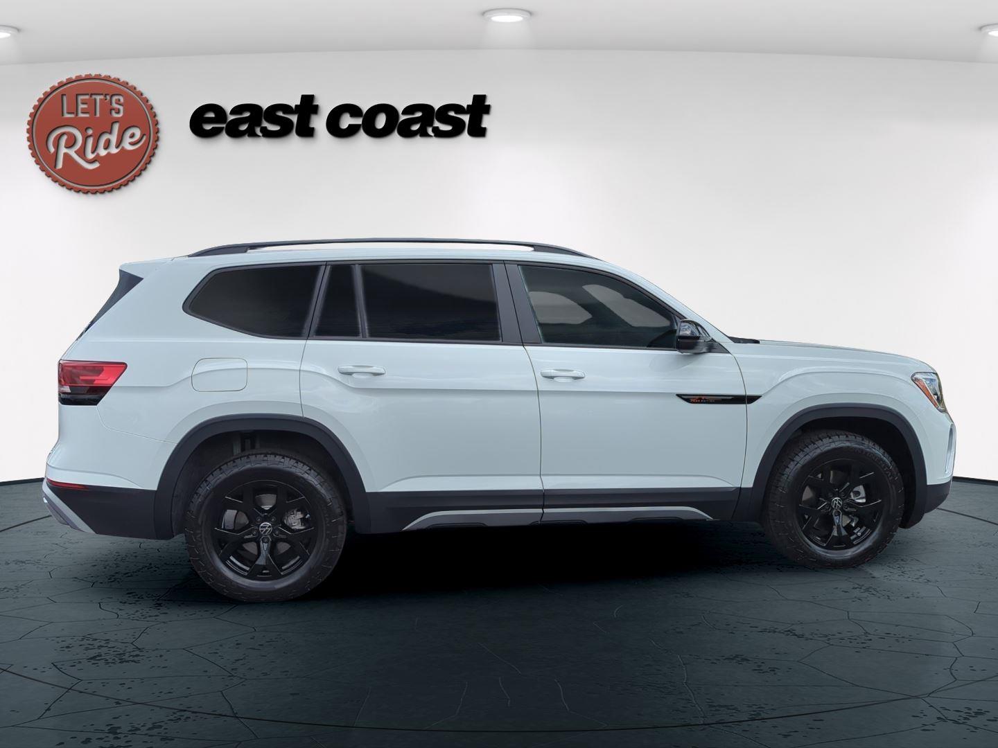 2025 Volkswagen Atlas Peak Edition SE photo 2