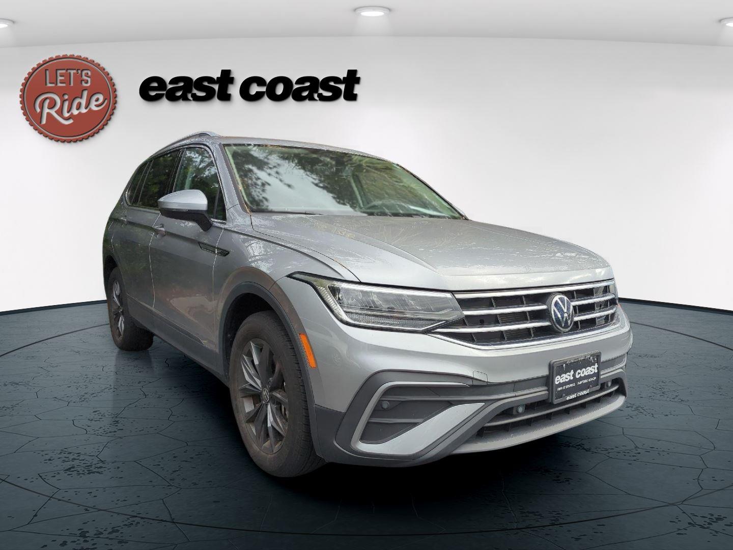 2023 Volkswagen Tiguan SE's photo