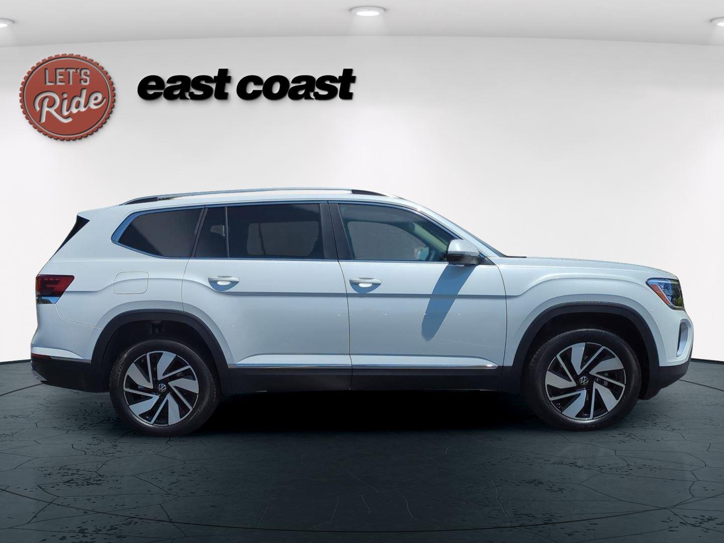 2025 Volkswagen Atlas SEL photo 3