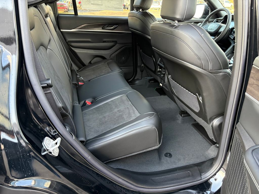 2026 Jeep Grand Cherokee Laredo - Photo 12