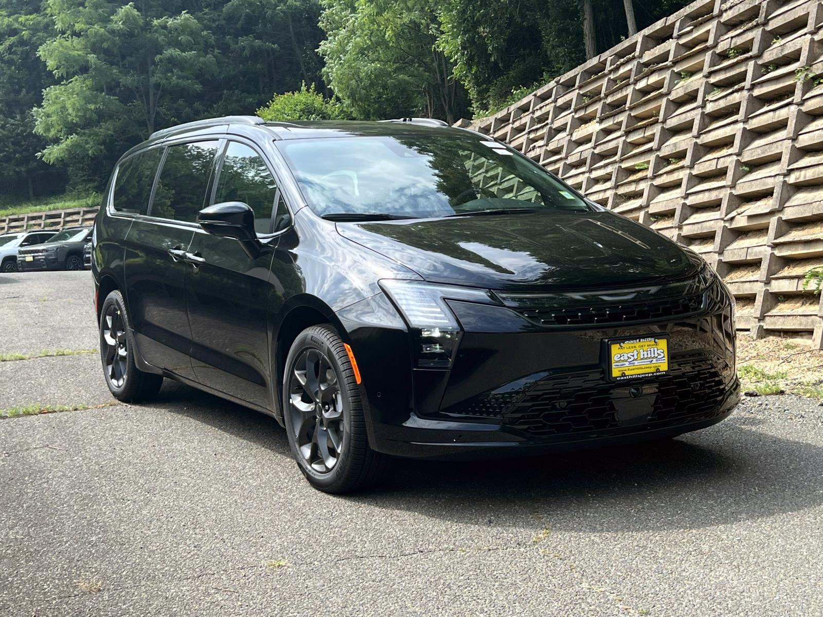 2027 Chrysler Pacifica Limited AWD's photo