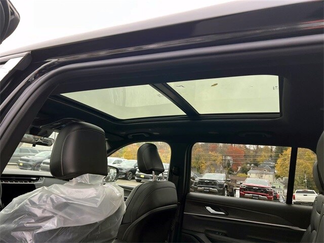 2025 Jeep Grand Cherokee Limited photo 4