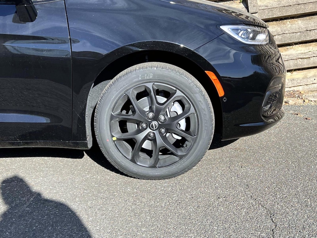 New 2026 Chrysler Pacifica LIMITED AWD Passenger Van